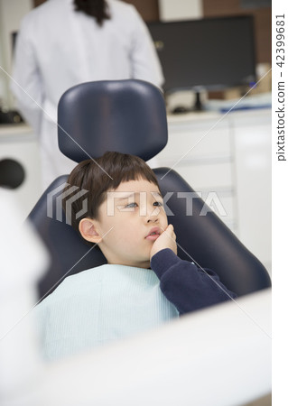 A dentist child A dentist child 42399681