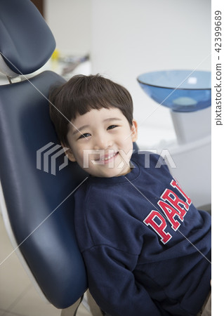 A dentist child 42399689