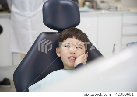 A dentist child 42399691