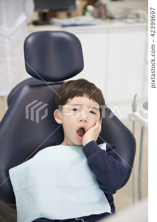 A dentist child A dentist child 42399697