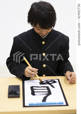寫書法的初中生 42402736