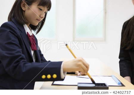 寫書法的初中生 42402737