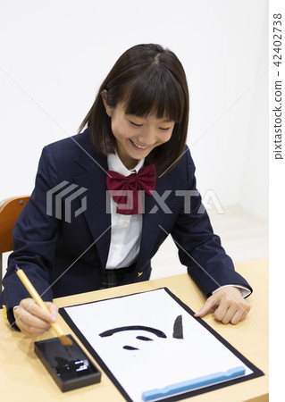 寫書法的初中生 42402738