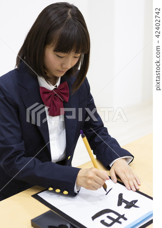 寫書法的初中生 42402742
