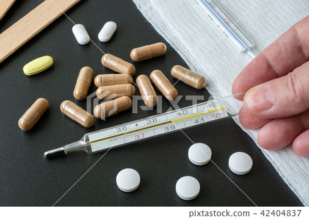 Traditional medical thermometer  42404837