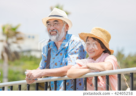Senior couple tropical resort to travel 42405258