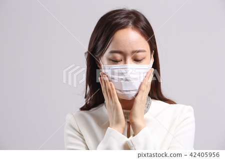 亞洲的年輕女子,美容面部表情,細塵,面膜,鼻子感冒 亞洲的年輕女子,美容面部表情,細塵,面膜,鼻子感冒 42405956