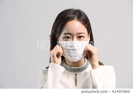 亞洲的年輕女子,美容面部表情,細塵,面膜,鼻子感冒 亞洲的年輕女子,美容面部表情,細塵,面膜,鼻子感冒 42405960