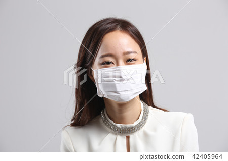 亞洲的年輕女子,美容面部表情,細塵,面膜,鼻子感冒 亞洲的年輕女子,美容面部表情,細塵,面膜,鼻子感冒 42405964