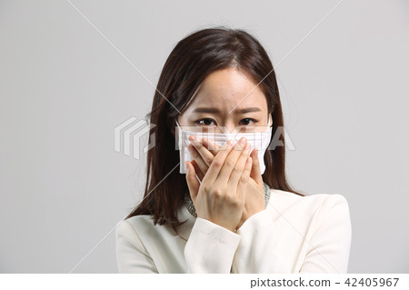 亞洲的年輕女子,美容面部表情,細塵,面膜,鼻子感冒 亞洲的年輕女子,美容面部表情,細塵,面膜,鼻子感冒 42405967