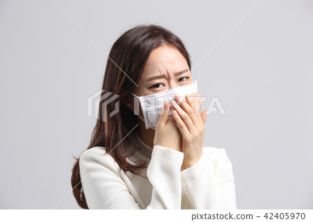 亞洲的年輕女子,美容面部表情,細塵,面膜,鼻子感冒 亞洲的年輕女子,美容面部表情,細塵,面膜,鼻子感冒 42405970