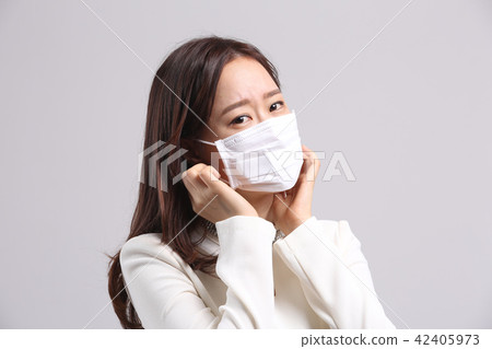 亞洲的年輕女子,美容面部表情,細塵,面膜,鼻子感冒 亞洲的年輕女子,美容面部表情,細塵,面膜,鼻子感冒 42405973