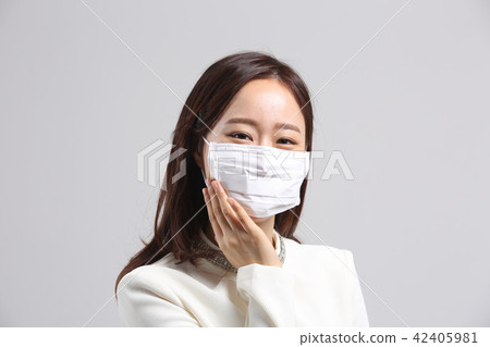 亞洲的年輕女子,美容面部表情,細塵,面膜,鼻子感冒 亞洲的年輕女子,美容面部表情,細塵,面膜,鼻子感冒 42405981