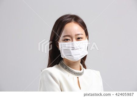 亞洲的年輕女子,美容面部表情,細塵,面膜,鼻子感冒 亞洲的年輕女子,美容面部表情,細塵,面膜,鼻子感冒 42405987