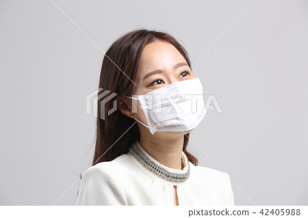 亞洲的年輕女子,美容面部表情,細塵,面膜,鼻子感冒 亞洲的年輕女子,美容面部表情,細塵,面膜,鼻子感冒 42405988