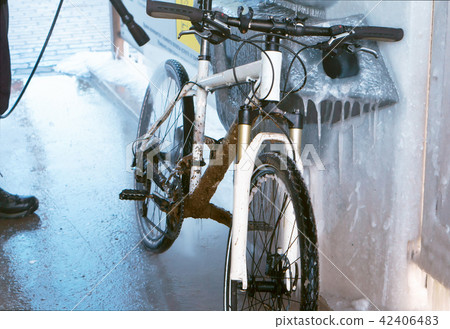 dirty white bike, white bike is dirty with dirt 42406483