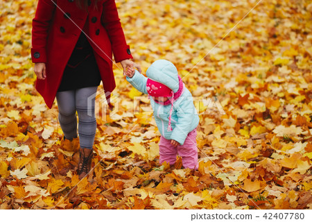 mother with daughter in autumn park mother with daughter in autumn park 42407780