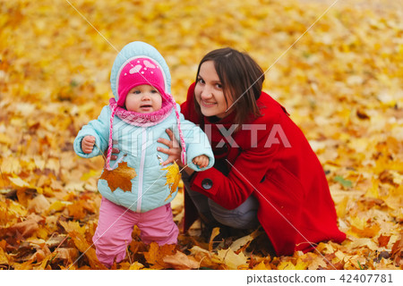mother with daughter in autumn park mother with daughter in autumn park 42407781