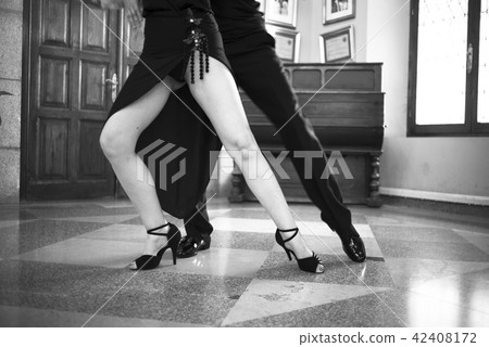 Ballroom dancers show dancing 42408172