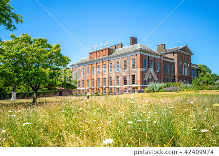 facade view of kensington palace in london 42409974