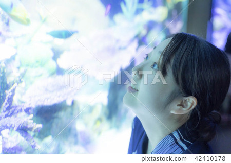 水族館婦女的浴衣約會 水族館婦女的浴衣約會 42410178