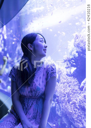 水族館的女人 42410216