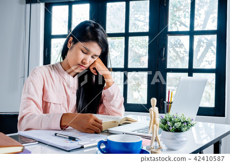 Business woman suffering stress working at office 42410587
