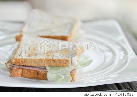 ham and cheese sandwich 42413835