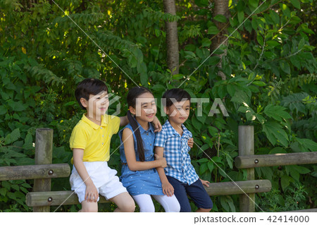 With children's friends 42414000