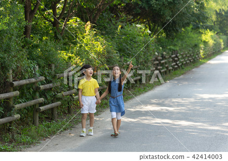 Children walk 42414003