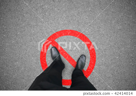 Businessman standing on the wrong place 42414014