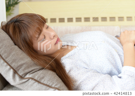 Women who sleep Women who sleep 42414813