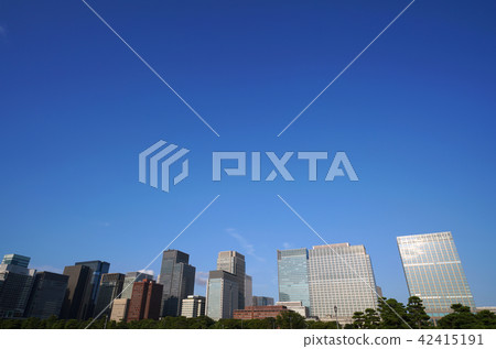 看在東京都市風景日比谷街道的東京辦公樓在日本 看在東京都市風景日比谷街道的東京辦公樓在日本 42415191