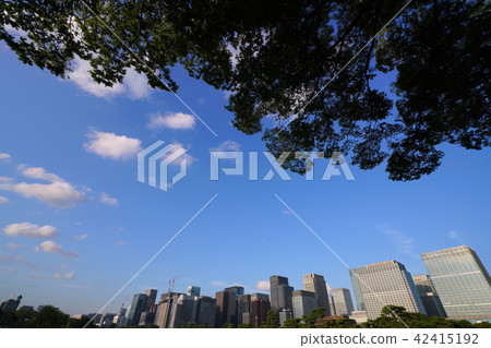 看在東京都市風景日比谷街道的東京辦公樓在日本 看在東京都市風景日比谷街道的東京辦公樓在日本 42415192