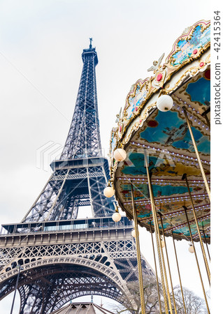 Carrousel and the Tour Eiffel at the end of winter Carrousel and the Tour Eiffel at the end of winter 42415364