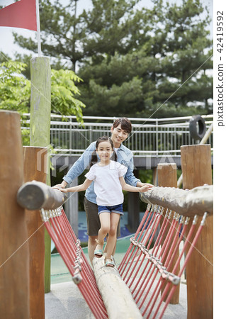 家庭，公園，遊戲，遊樂場，孩子，孩子，夏天，度假，遊覽 42419592