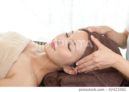 woman getting a massage 42421092