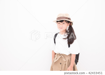 Fashionable elementary school girl Fashionable elementary school girl 42433451