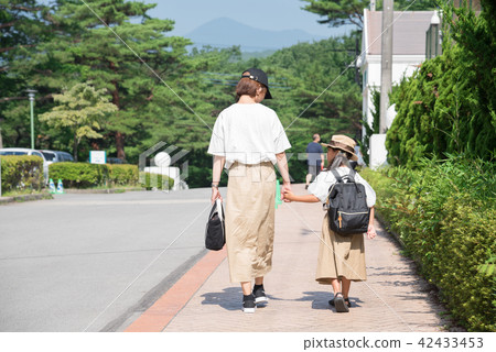 Parent and child wearing matching clothes Parent and child wearing matching clothes 42433453
