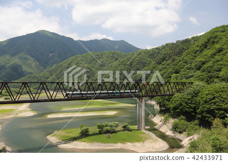 Nakani Railway Tobu Liberty crossing the Yubishi River bridge 42433971