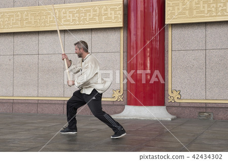 舞動太極棍的西方人 舞動太極棍的西方人 42434302