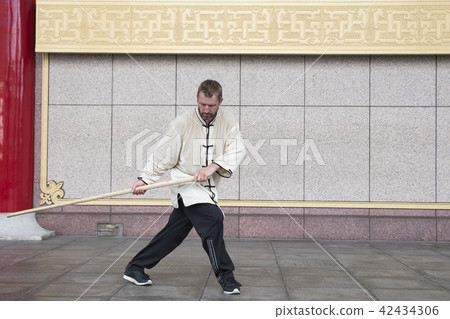 舞動太極棍的西方人 42434306