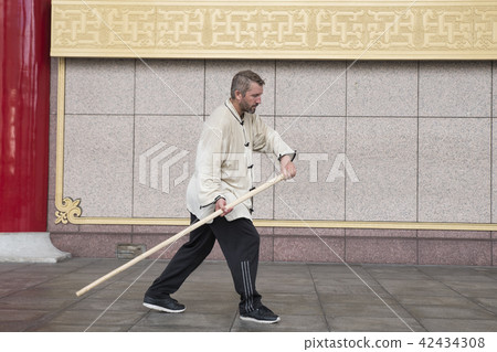 舞動太極棍的西方人 42434308