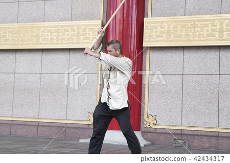 舞動太極棍的西方人 舞動太極棍的西方人 42434317