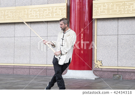 舞動太極棍的西方人 舞動太極棍的西方人 42434318
