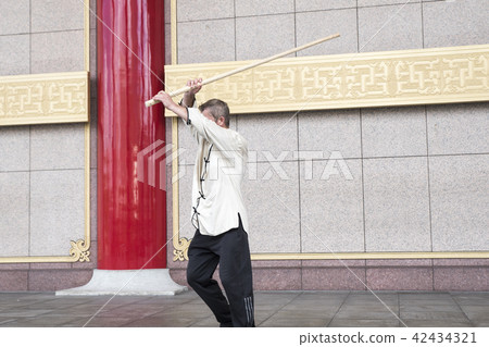 舞動太極棍的西方人 舞動太極棍的西方人 42434321