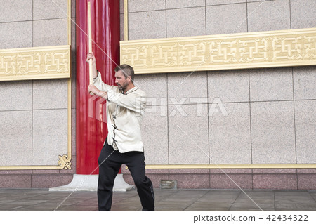 舞動太極棍的西方人 42434322