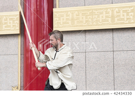 舞動太極棍的西方人 42434330