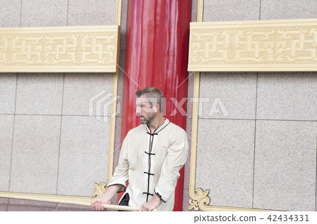 舞動太極棍的西方人 42434331