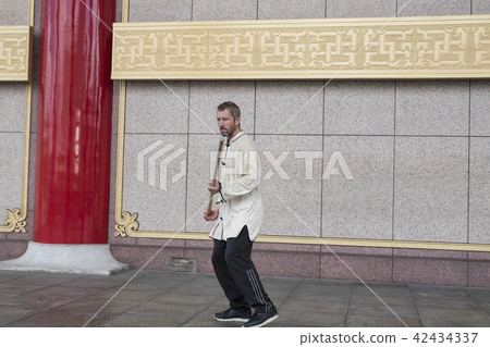 舞動太極棍的西方人 舞動太極棍的西方人 42434337